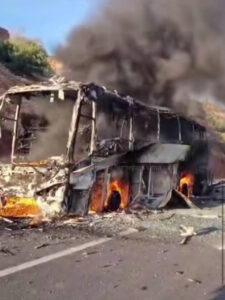 صورة توثق لحظة احتراق حافلة سياحية مدرسية على الطريق بين أفورار وبين الويدان بإقليم أزيلال، وتصاعد كثيف لألسنة اللهب والدخان